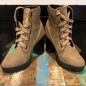 Soda ankle boots 7.5 faux leather. Like new condition. Fall favorite 🍁